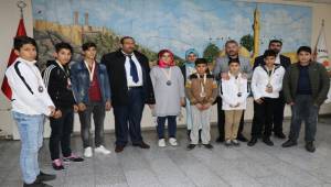 Urfalı Sporcular Altın Madalyalarla Kente Döndü-Videolu Haber