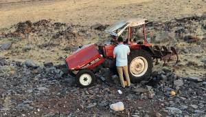 Devrilen traktörün sürücüsü hayatını kaybetti
