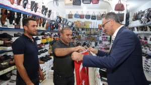 Eyyübiye'de vatandaşlara bayrak dağıtıldı 