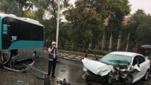 Ters yöne giren otomobil halk otobüsüyle çarpıştı 