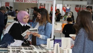 Kitap Fuarı Açılış Gününde Yoğun İlgi Gördü
