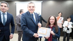 Beyazgül çocuklara karnelerini dağıttı 