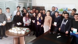 Dicle Elektrik Staj Öğrencilerine Kitap Dağıttı