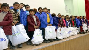 Akçakale'de 400 Öğrenciye Bot ve Mont Yardımı 