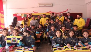 Fenerbahçeliler Derneği Birecik’te 30 öğrenciye forma hediye etti