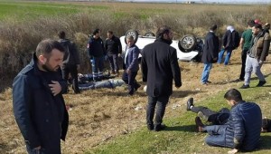 Şanlıurfa Yolunda Otomobil Şarampole Devrildi 2 Yaralı