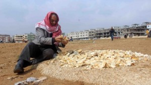 27 yıldır çöpten topladığı ekmeklerle kuşları besliyor 