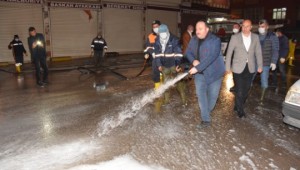 Belediye Başkanı Selih Ekinci sokakları dezenfekte etti 