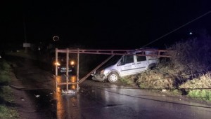 Direk aracın üzerine düştü, sürücü yaralandı