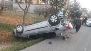 Minibüs ile otomobil çarpıştı: 2 yaralı 