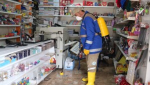 Muhtar iş yerlerini tek tek gezerek dezenfekte etti 