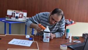 Okullar için otomatik dezenfekte el pompası ürettiler