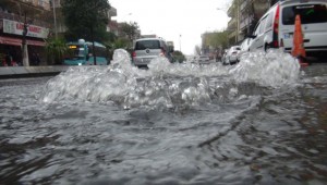 Sağanak yağmur yolları göle çevirdi 