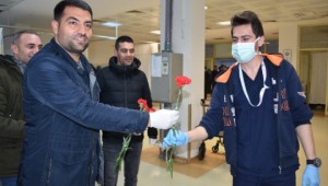 Sağlık çalışanlarına güllü destek 