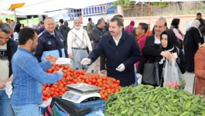 Semt pazarı esnafına eldiven ve maske dağıtıldı 