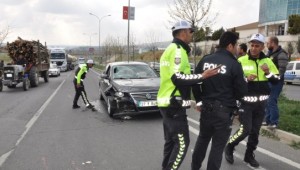 Şerit değiştirmek isteyen motosiklet otomobile çarptı: 1 yaralı 