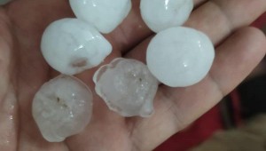 Siverek'te misket büyüklüğünde dolu yağdı 