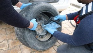 Stepne Lastiğinden 18 Kaçak Tabanca Ele Geçirildi