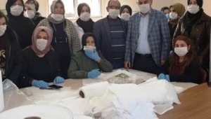 Suruçlu kadınlar gönüllü olarak maske üretiyor