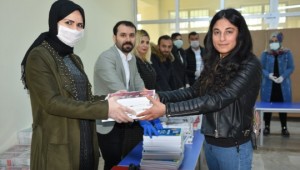 Vali Erin'den üniversiteye hazırlanan öğrencilere kitap desteği 