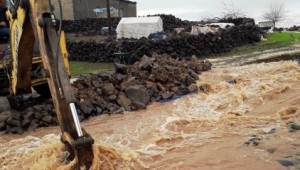 Viranşehir’de sağanak yağmur sele dönüştü 