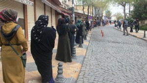 Urfa PTT Önünde Uzun Kuyruklar Oluştu