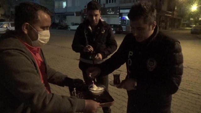Vatandaşlardan sokağa çıkma uygulamasındaki polislere çay 