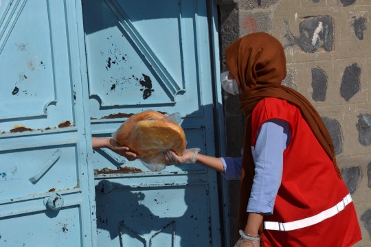 Kızılay’dan vatandaşlara Ramazan pidesi ikramı 