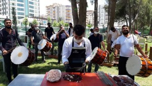 Şanlıurfa’da ciğerciler müşterilerini davul zurna ile karşıladı