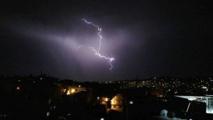 Şanlıurfa'da şimşekler gökyüzünü aydınlattı