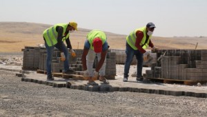 Merkez ve kırsalda parke döşemesi sürüyor 