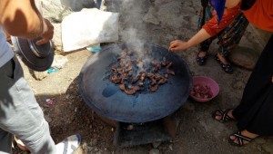 Kurbanlar kesildi ilk etler pişmeye başladı 