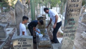 Şanlıurfa'da mezarlıklarda hüzünlü bayramlaşma 