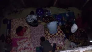 Seyyar lambanın ışığında yemek yiyorlar 