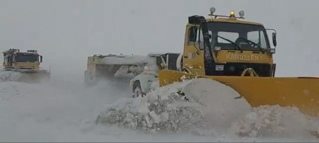Gap Havalimanında kar temizleme çalışmaları ( Video Haber )