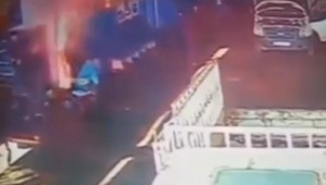 Şanlıurfa'da ateşe dökülen tiner 4 işçiyi hastanelik etti ( Video Haber )