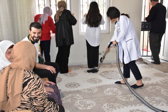 Meslek lisesi öğrencileri yaşlıların evlerini temizliyor