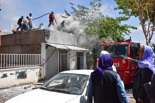 Siverek'te çatı yangını yürekleri ağza getirdi ( Video Haber )
