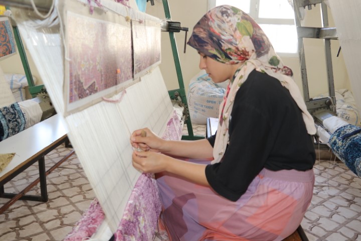 Karaköprü kırsalında kadınlar el emeği halılar üretiyor (video haber)
