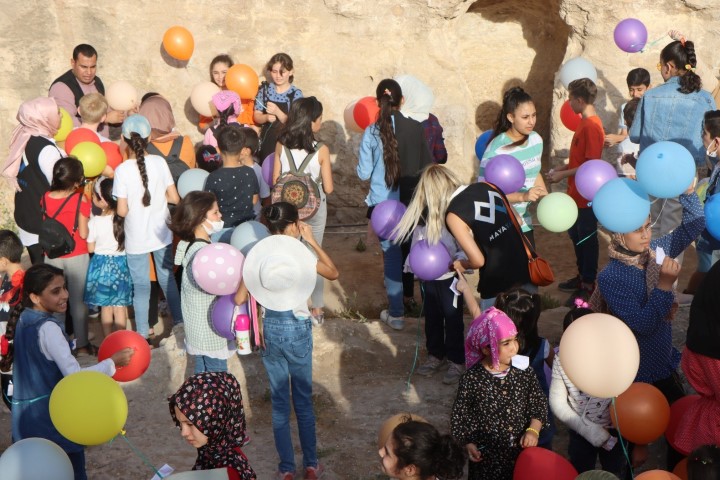 Türk ve mülteci çocuklar barış için gökyüzüne balon bıraktı