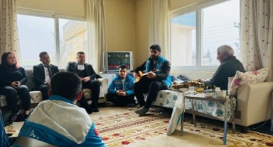 Yaşlılara saz çalınıp Türküler söylendi