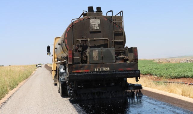 Büyükşehir’den Hilvan kırsalında sathi kaplama asfalt çalışması (video)