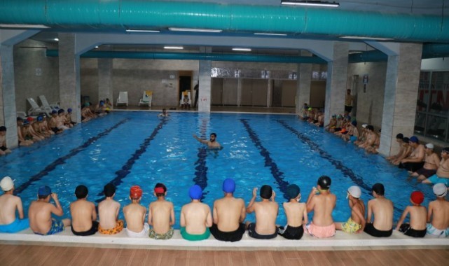 Haliliye belediyesi ile günde 1600 çocuk yüzme eğitimi alıyor (Video)