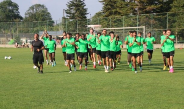 Şanlıurfaspor'un Teknik Direktörü Erkan Sözeri gözetiminde antrenmanları devam ediyor.