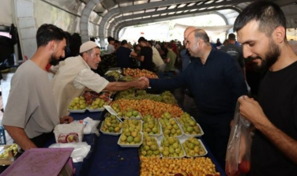Çiftçi; Pazar alışverişi yapan vatandaşlara eşlik ederek talep ve önerilerini dinledi.