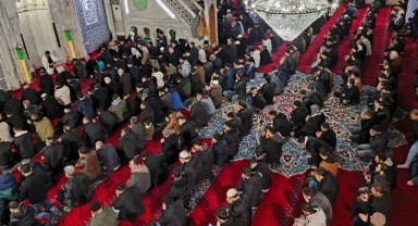 Şanlıurfa'da Berat Kandili coşkusu: Binlerce kişi Balıklıgöl'de buluştu