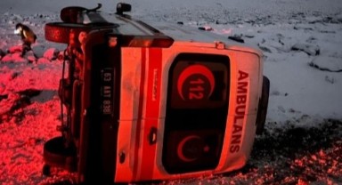 Siverek'te kar yağışı nedeniyle ambulans şarampole devrildi