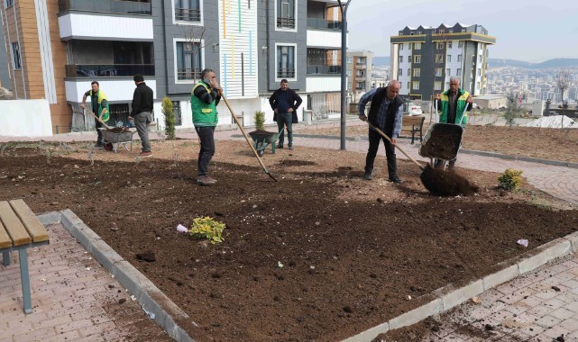 Karaköprü Belediyesi’nden Yeşil Alanlara Bakım ve Çimlendirme Çalışması